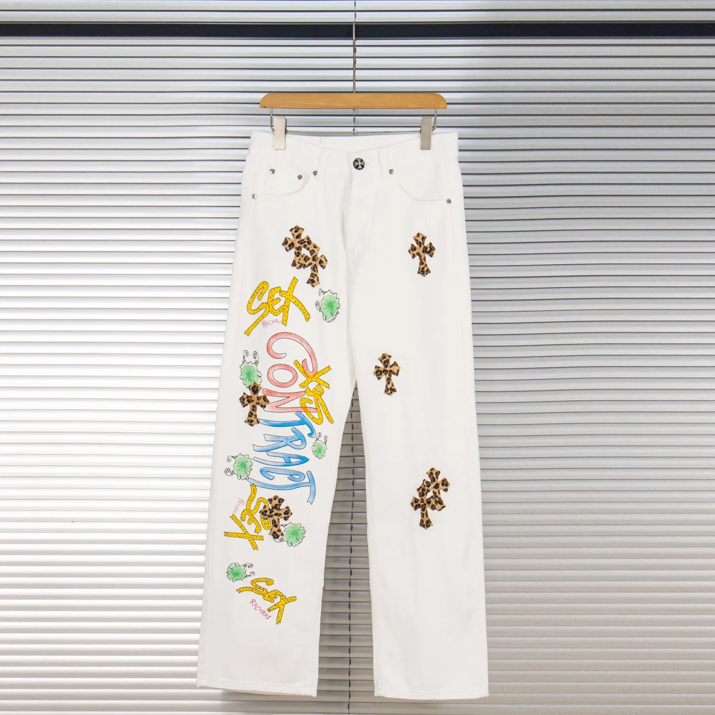 P240 Chrome Hearts & Chrome Hearts high street jeans with leopard print and vintage graffiti paintings on a white background. Chrome Hearts are the most popular pants in color. Made of beaded canvas fabric, heavy washing makes the upper body of the fabric more textured and the pants are tall and straight! The three-dimensional cutting of the whole trousers is a masterpiece! The hardware is customized by zp. The beaded canvas fabric is thick and soft after being washed. It has good breathability. Customized small leather label. Unique design. The details are simple and elegant, and the workmanship is exquisite. The whole trousers are neatly routed and the details are in place! Trendy people have been disappointed. From the quality selection of fabrics, the tailoring of details, and the matching of patterns, everything is impeccable! The upper body is so handsome when worn...it can be easily worn by men, women and children! The craftsmanship is made of heavy-duty washed pure cotton denim fabric. After washing, it is soft and thick. It is very stylish when worn on the body. Style number: 1782# Color: white Size: 28 30 32 34 (S-XL)
